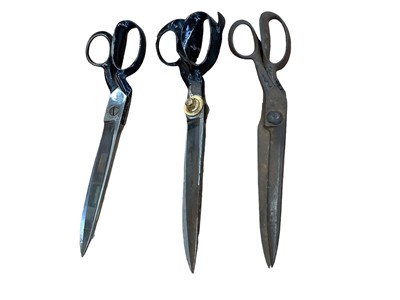 Lot 2585 - 3 pairs of tailor’s shears, large black decorated hand stamp, shove ½ halfpenny board