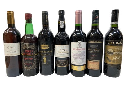 Lot 387 - Thirteen bottles, to include Vinho do Porto 1954, Dow's port, Bell's whisky decanter in box and eleven assorted bottles of wine