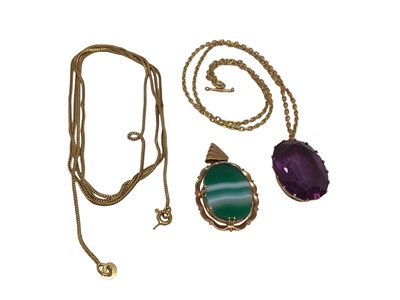 Lot 103 - Faux Alexandrite pendant on yellow metal chain with T-bar clasp, together with a green agate pendant and an 18ct gold chain