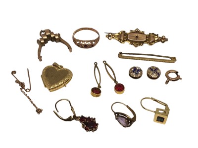 Lot 120 - Group of gold and yellow metal jewellery