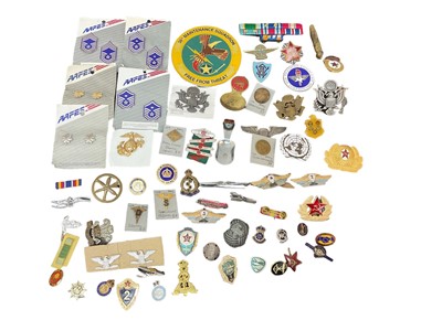 Lot 770 - Collection of British and American military badges and buttons to include Navy and Air Force (1 box)