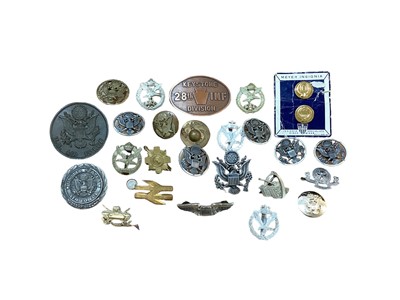 Lot 772 - Collection of British and American military cap badges, pins and others (1 box)