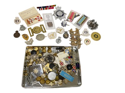 Lot 773 - Collection of mainly British military badges, buttons and pips (1 box)