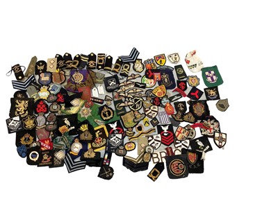 Lot 811 - Large collection of cloth military badges and rank insignia (1 box)