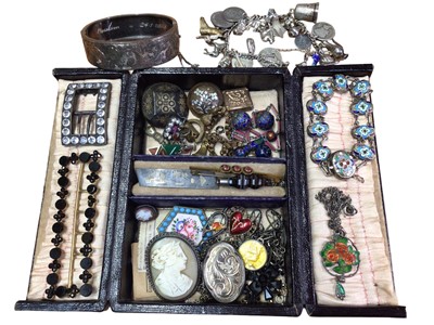 Lot 150 - Victorian leather jewellery box containing antique and later jewellery