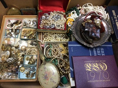 Lot 162 - Quantity of vintage costume jewellery including beads, simulated pearls, clip on earrings, compacts, coins and other bijouterie