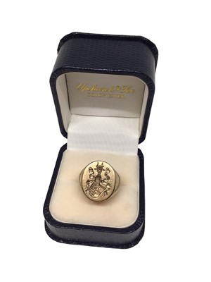 Lot 176 - 9ct gold signet ring with engraved crest