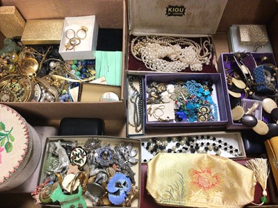 Lot 234 - Quantity of vintage costume jewellery and bijouterie