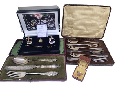 Lot 248 - 15ct rose gold signet ring, two cased set of silver plated flatware and a Coronation set in case