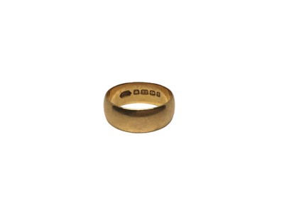 Lot 255 - Edwardian 22ct gold thick band wedding ring