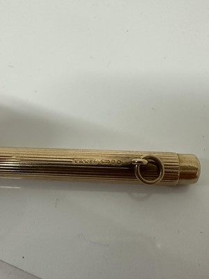 Lot 40 - Sampson Mordan 9ct gold propelling pencil with ribbed decoration, 7cm long