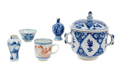 Lot 18 - Chinese blue and white porcelain twin handled vessel and cover, together with two Chinese miniature vases and other Chinese blue and white