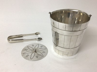 Lot 133 - Good quality Edwardian silver plated ice bucket with swing handle and a pair Georgian silver tongs (2)