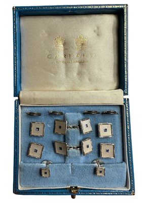 Lot 684 - Good quality set of Art Deco style 9ct white gold cufflinks and dress studs with square turned mother of pearl panels and synthetic sapphires, in fitted Garrards box