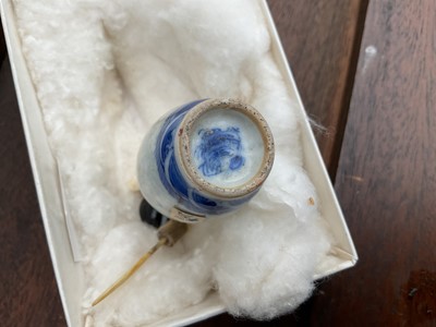 Lot 794 - Japanese porcelain snuff with agate stopper