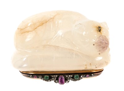 Lot 879 - Fine quality antique carved hardstone snuff box in the manner of Fabergé