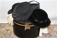 Lot 3118 - Vintage circular hat box containing ladies'...