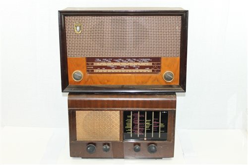Lot 3744 - Vintage 'Pye' radio in a veneered case,...