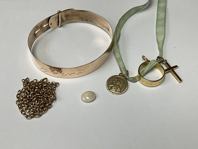 Lot 1022 - 9ct gold bangle, 9ct gold chain, 9ct gold cross pendant and St. Christopher, 18ct gold wedding ring and an unmounted opal