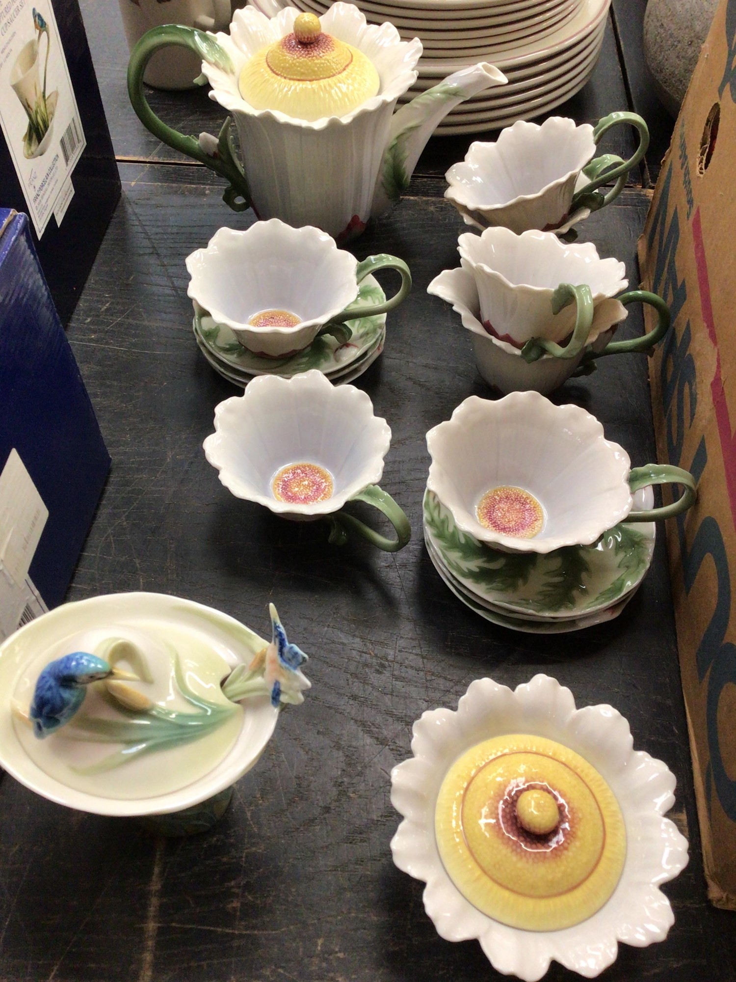 Lot 152 Franz porcelain kingfisher pattern, Daisy