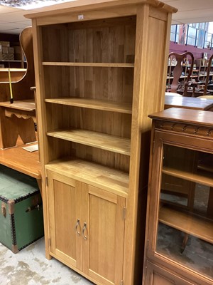 Lot 1251 - Contemporary light oak open book case