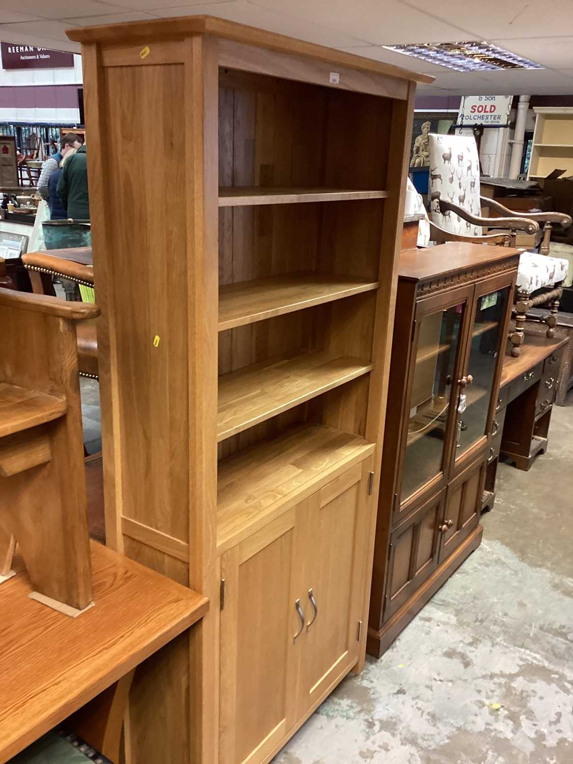 Lot 1251 - Contemporary light oak open book case