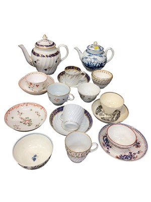 Lot 161 - Group of 18th century English ceramics to include a Worcester porcelain teapot, various tea bowls and saucers