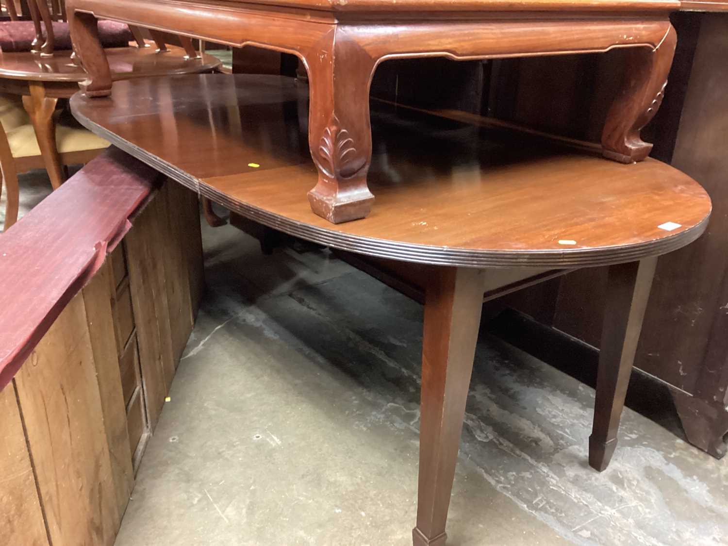 Lot 1261 - Edwardian oval extending dining table on taper legs and Spade feet