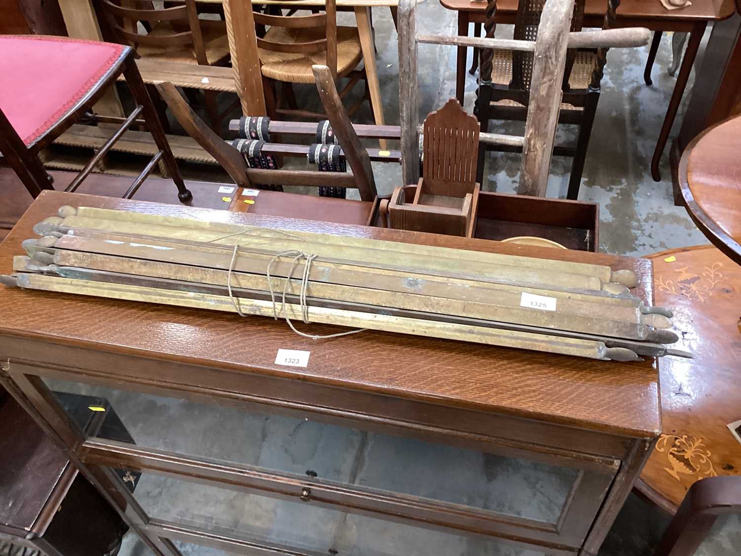 Lot 1325 Lot Victorian brass stair rods 79 cm long