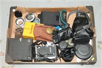 Lot 3721 - Cameraseras and photographic equipment -...