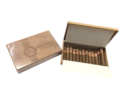 Lot 370 - Two boxes of cigars to include 25 Willem II cigars in sealed box and 14 Schimmelpenninck cigars in an open box