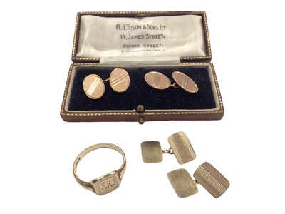 Lot 1087 - 9ct gold signet ring and two pairs of 9ct gold cufflinks