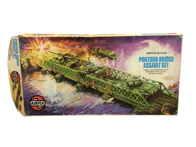 Lot 182 - Airfix HO OO Scale Pontoon Bridge Assault Set (one railing missing), boxed (poor lid) No.51651-0 (1)