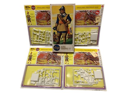 Lot 187 - Airfix 1:12 Scale Series 2 Oliver Cromwell, boxed No.02510-8, plus Collectors series English Pikemen 1642, on card with blister pack No.1559 (4), (5 items total)