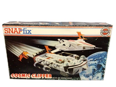 Lot 189 - Airfix Snapfix Series 8 Cosmic Clipper, in original internal packaging with instruction sheet, boxed (lid edges worn) No.08175-7 (1)