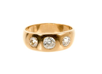 Lot 532 - Antique 18ct gold diamond three stone gypsy ring