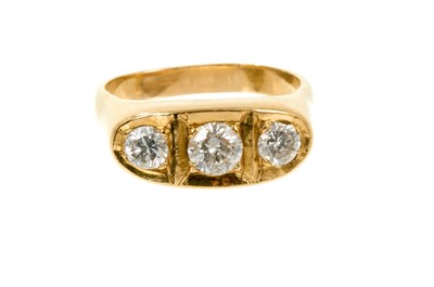 Lot 533 - Gentlemen’s diamond three stone ring