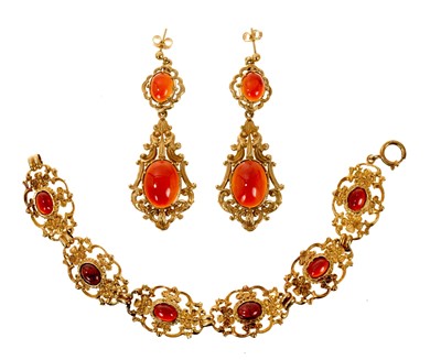 Lot 536 - Victorian style 14ct gold and cabochon garnet bracelet and pair of similar earrings