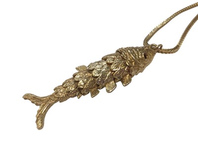 Lot 81 - 9ct gold articulated fish pendant on 9ct gold chain