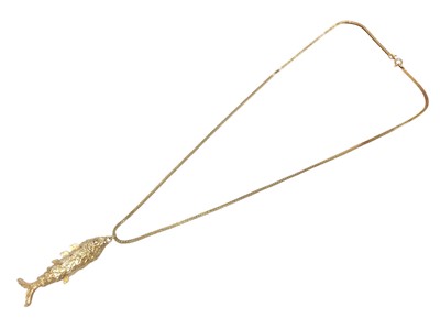 Lot 81 - 9ct gold articulated fish pendant on 9ct gold chain