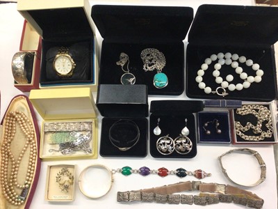Lot 1038 - Scottish silver and agate bracelet with Edinburgh hallmarks, other silver and costume jewellery and a Seiko Kinetic gold plated wristwatch in box