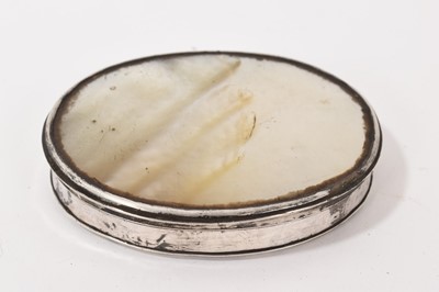 Lot 908 - Late 18th/early 19th century silver and mother of pearl snuff box of oval form