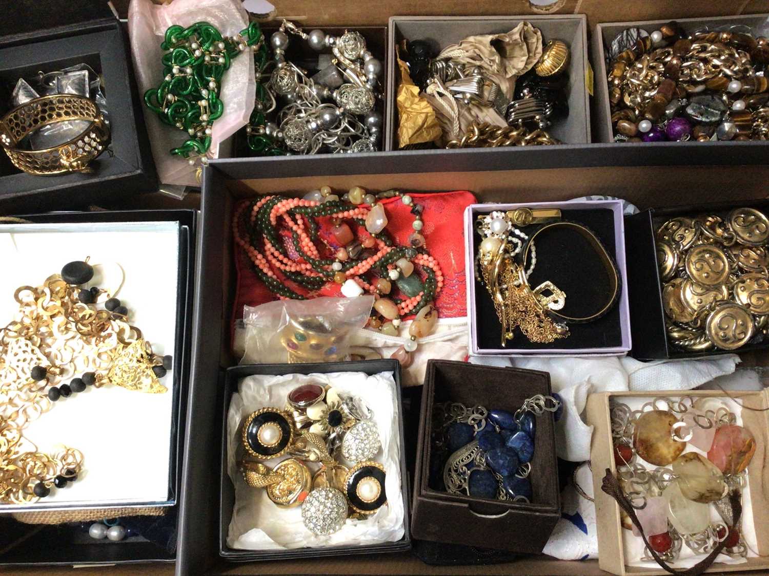 Lot 136 - Group of vintage costume jewellery including clip on earrings, bead necklaces etc