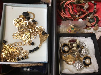 Lot 136 - Group of vintage costume jewellery including clip on earrings, bead necklaces etc