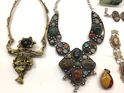 Lot 1001 - White metal necklace set with semi precious gem stones, a similar bracelet, Miracle necklace and two brooches, other jewellery and bijouterie