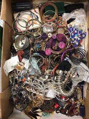 Lot 1005 - Large quantity of costume jewellery and bijouterie (4 boxes)