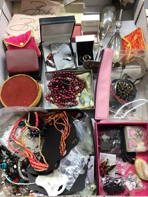 Lot 1088 - Collection of costume jewellery and various empty jewellery boxes (2 boxes)