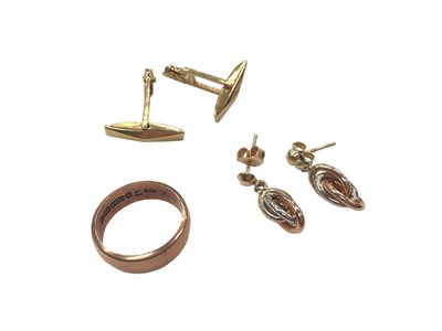 Lot 1023 - 9ct rose gold wedding ring, pair of 9ct gold earrings and a pair of yellow metal cufflink fittings (stamped 750)