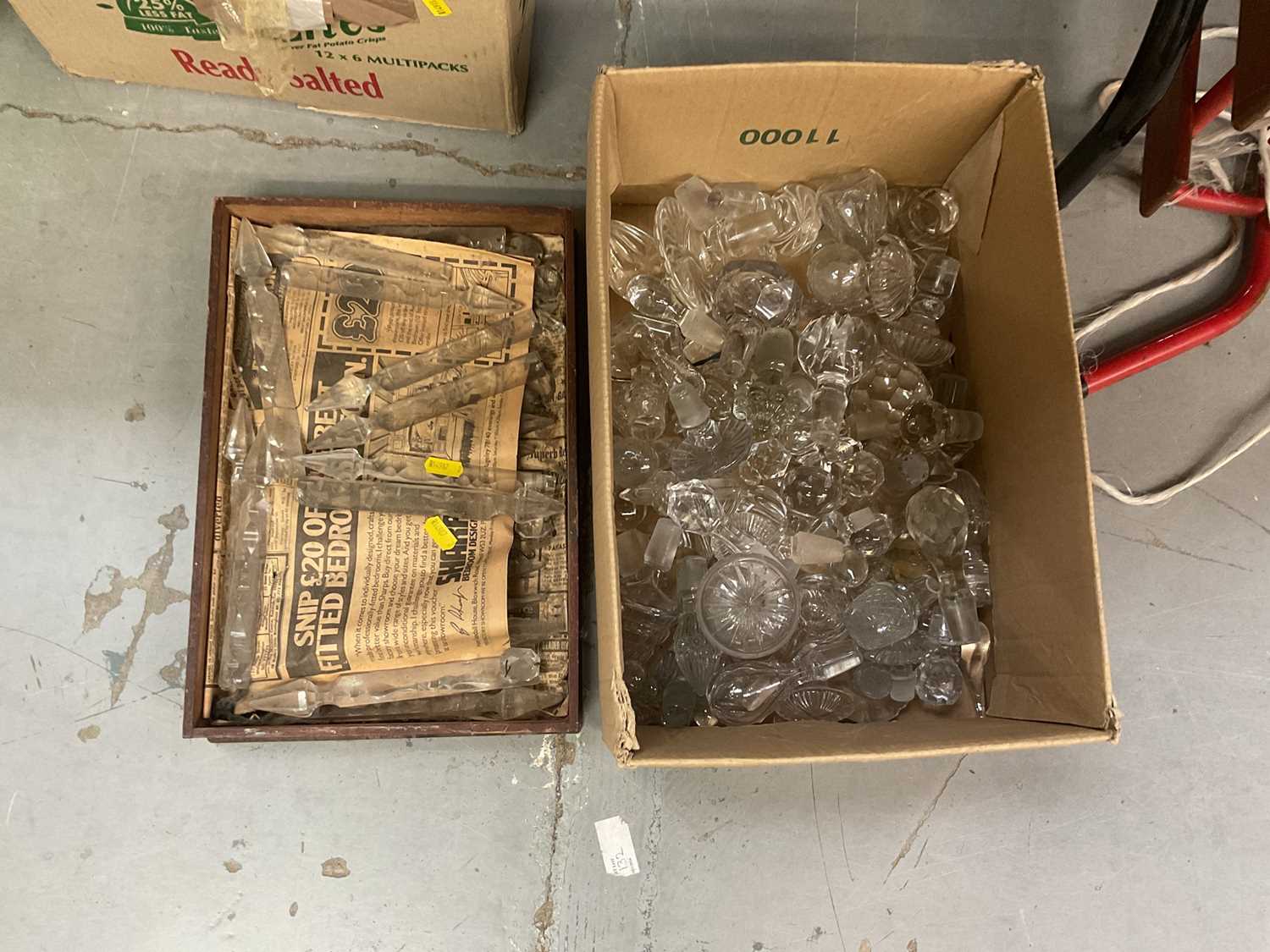 Stoppers Box Lot 435 - One box of decanter stoppers and prismatic