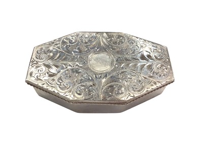 Lot 1066 - Victorian-style silver snuff box